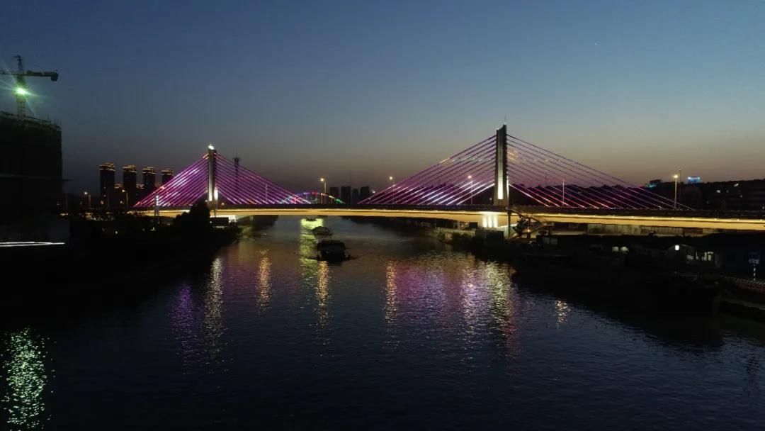 汽笛聲中白鷺飛，長虹托起夜明珠——共賞東塘大橋夜景